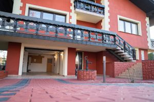 Vorderansicht und Garageneinfahrt des Ferienhauses