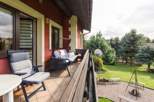 Großer Balkon mit Blick auf den westlichen Garten