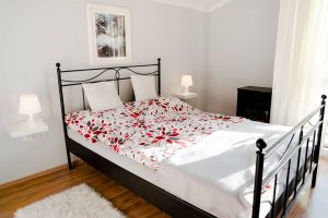 Schlafzimmer mit Spielecke und Balkon