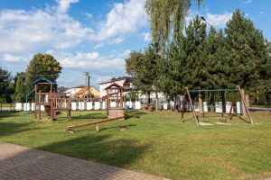 Kinderspielplatz Vorderansicht